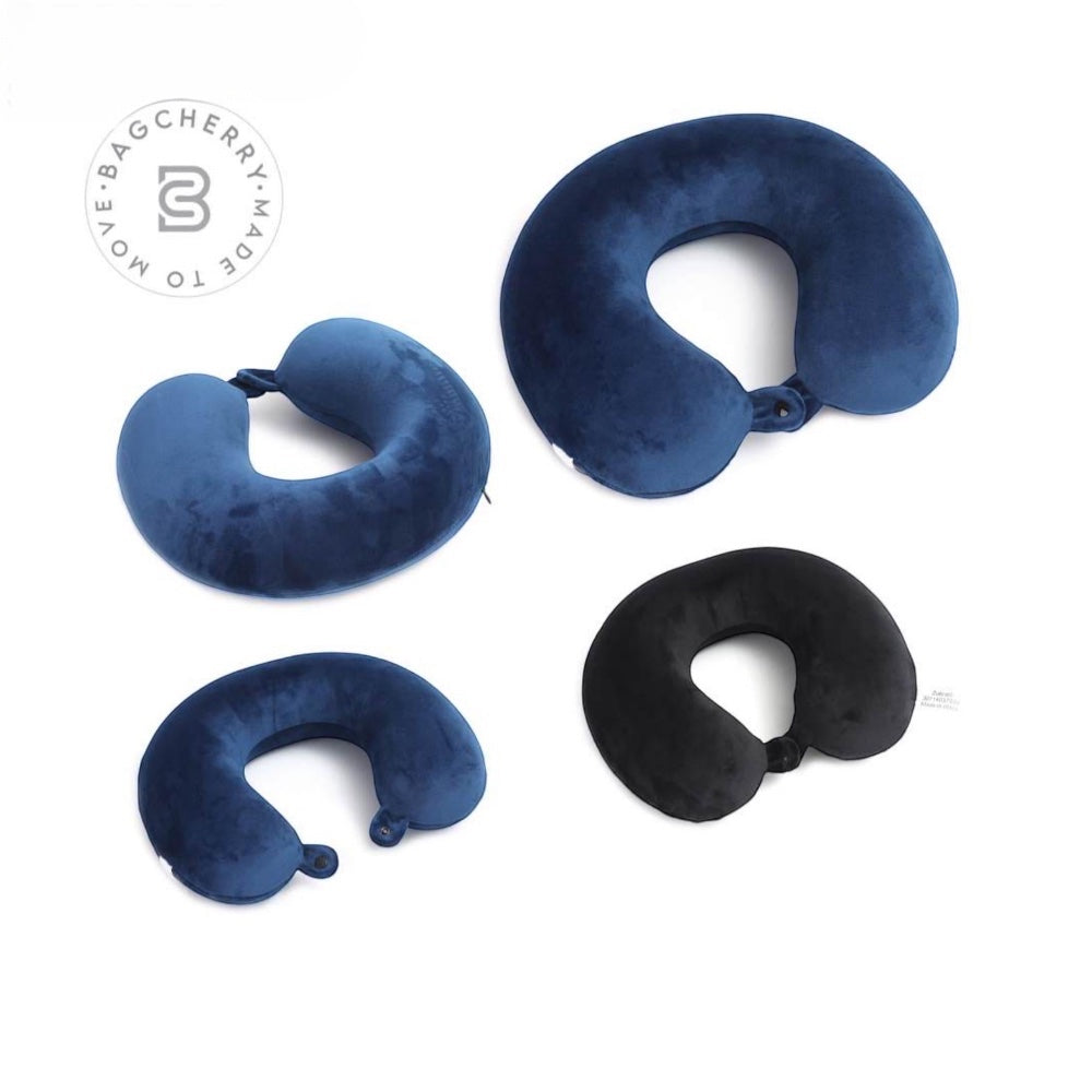 Mumma Accesorios de Moda travel neck pillow set in soft black and dark blue fabric with adjustable rear closure